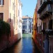 Jeden z krásných kanálů v Benátkách